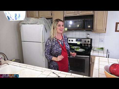 ❤️ Matrigna che lo munge in cucina prima del suo appuntamento ❤️ Porno belloal it.pornovore.ru ☑